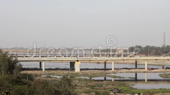 在德里的亚穆纳河畔的签名斜拉桥上的汽车城市交通视频的预览图