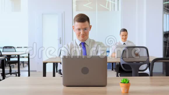 肖像商人在工作场所使用笔记本电脑视频的预览图