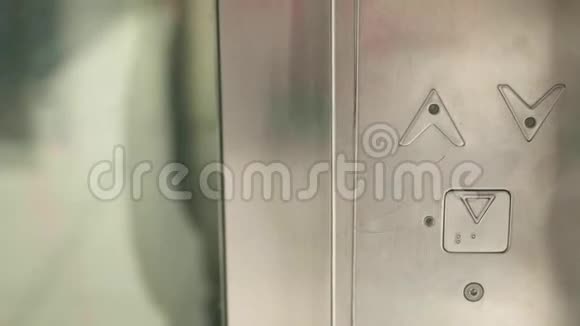 人的手按错键使电梯下降视频的预览图