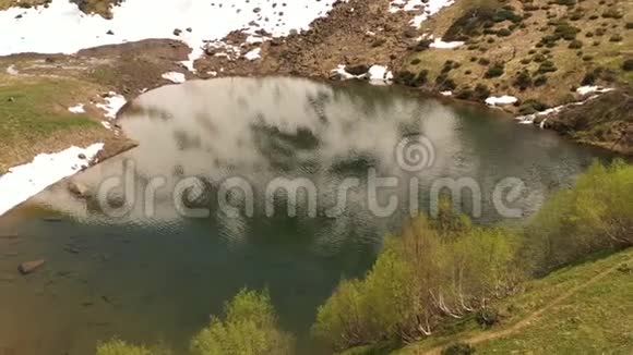 旅游地标非凡的自然湖心形位于山上视频的预览图
