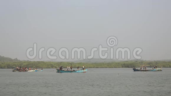 印度男子在大船上逐河采沙视频的预览图