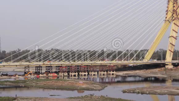 德里亚穆纳河上正在修建的签名斜拉桥上的汽车城交通视频的预览图
