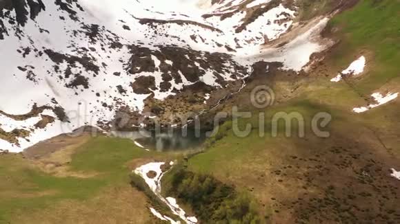 飞越美丽的春山景观心形湖视频的预览图