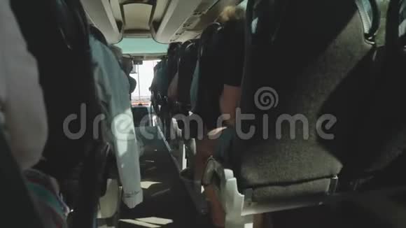 路人的腿和手人们坐在旅游巴士的座位上听导游的话视频的预览图