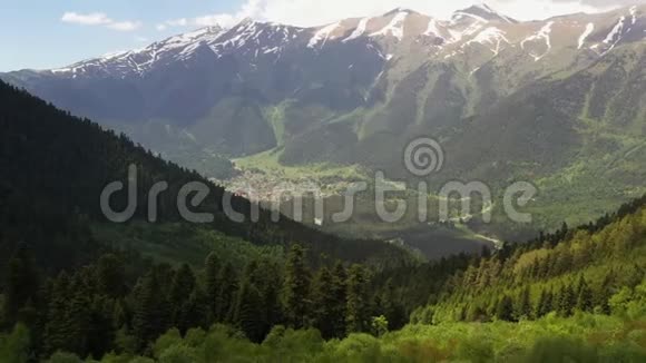 位于美丽低地的山村山顶观景山山谷视频的预览图