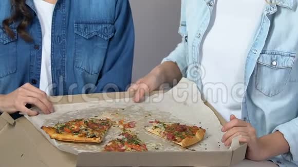 饥饿的女孩吃比萨饼胃口很大忘记了饮食垃圾食品视频的预览图