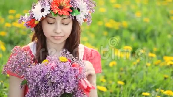 头上戴花圈的女人在花园里丁香和郁金香快乐的女人花匠春季和夏季视频的预览图