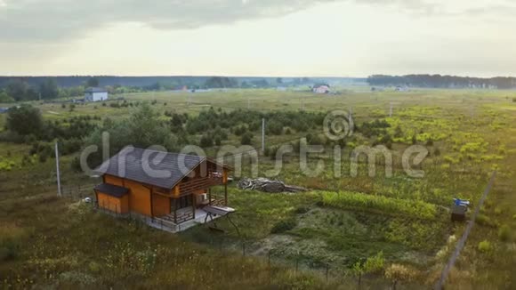 夏天空中飞过农舍孤独的乡间小屋在田野的中央多云天气视频的预览图
