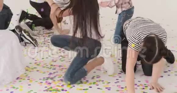 男孩和女孩在地板上玩彩纸视频的预览图