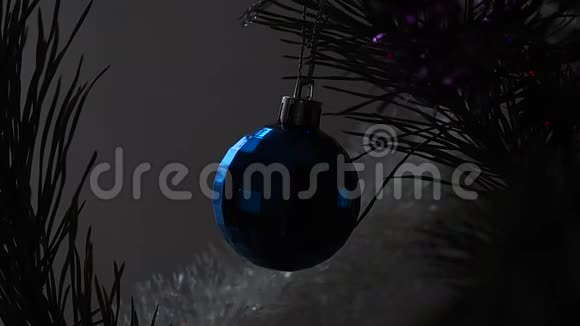树上的蓝色圣诞球视频的预览图