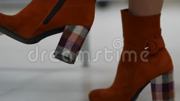 时尚的绒面踝靴女腿棕色皮靴视频的预览图
