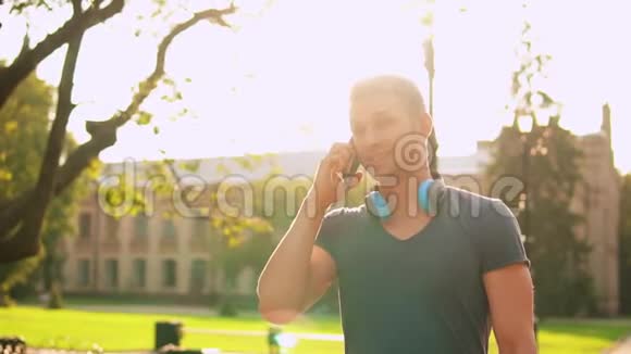 在街上用手机说话的快乐男人视频的预览图