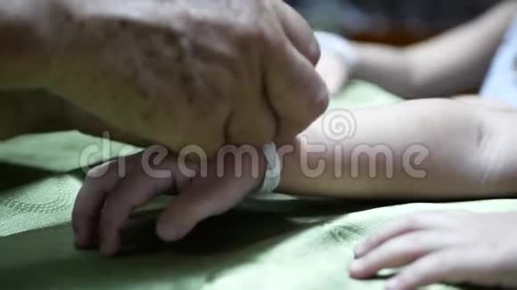 老妇人的手在孙女的手腕上挥舞着白色的绳子西辛泰国传统的祝福来自一位长者视频的预览图