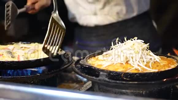 在泰国热锅上放着美味可口价格低廉的街边美食让美味可口的牡蛎煎蛋视频的预览图