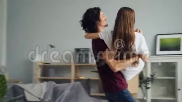 一个快乐的男人在新公寓里和她接吻视频的预览图