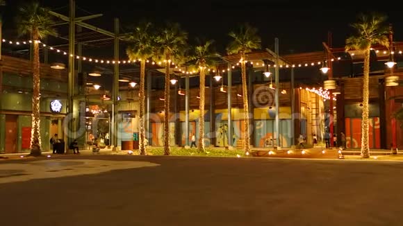 LaMer夜景迪拜一个美丽的旅游景点有灯光装饰和商店视频的预览图