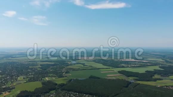 空中无人机全景拍摄一个村庄郊区阳光明媚高空视频的预览图