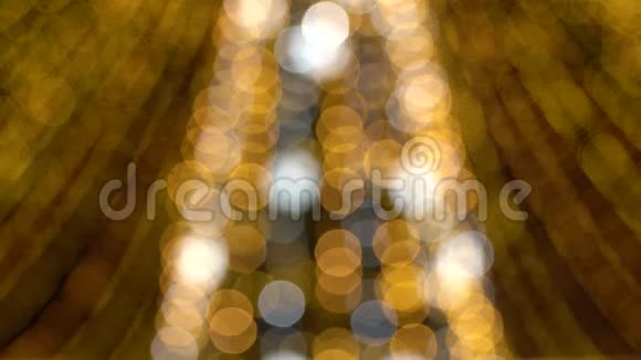 模糊的新年闪烁的花环美丽的圣诞背景温暖的金色灯光4K超高清视频的预览图