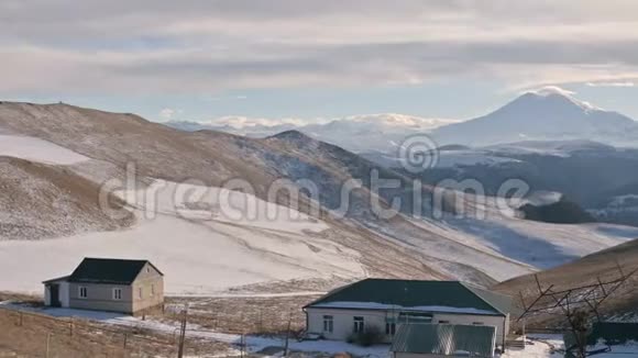 北高加索Shatjatmas山太阳观测站全景在白种人山脊上的俄罗斯视频的预览图