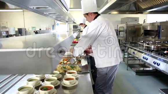 一队忙碌的厨师在订货站工作视频的预览图