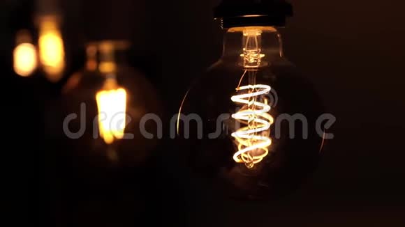 黑色背景下的两盏钨灯现代家居的明暗观念观念电视频的预览图