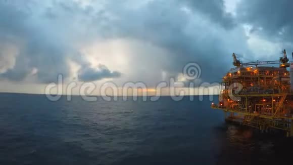 白天和夜晚随着美丽的风暴或背景下的雨在海上流逝一些空间概念视频的预览图