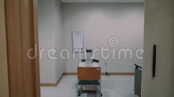 医院病房配有诊断视力的医疗设备视频的预览图