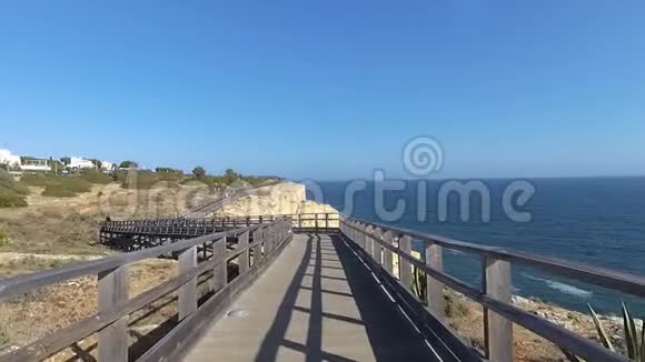 木制人行天桥在卡尔沃伊罗阿尔加维葡萄牙视频的预览图