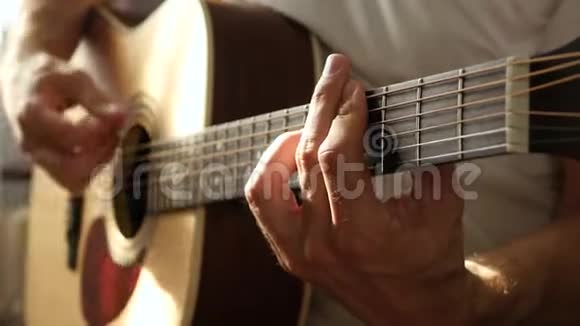 这位音乐家用黄色的吉他弹奏节奏用手指按住琴弦视频的预览图