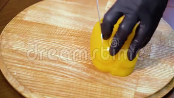 将黄椒切在切割板上的切片时厨师双手合拢视频的预览图