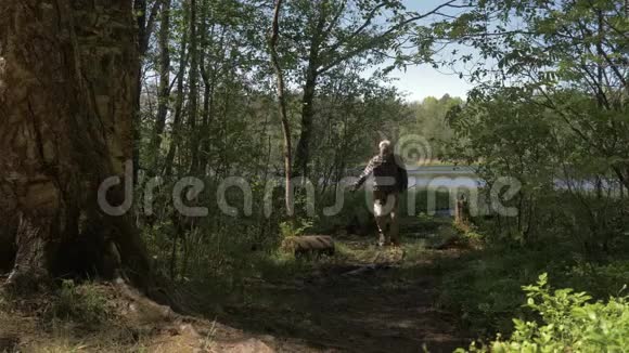 一个拿着公文包的年轻人从森林湖跑开那个年轻人从森林湖向视频的预览图