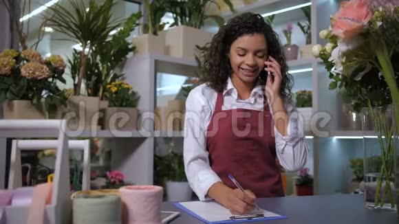 在花店卖手机的漂亮花店视频的预览图