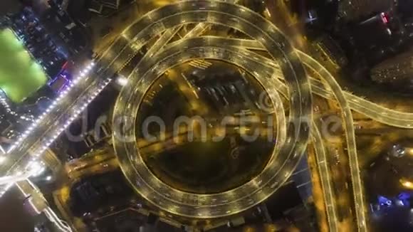 夜间照明圆形南浦路路口交通圈中国上海空中垂直自上而下视图视频的预览图