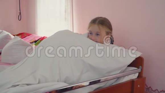 女孩上床睡觉了视频的预览图