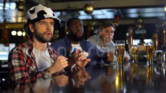 足球迷在酒吧看比赛因没进球而沮丧输了比赛视频的预览图
