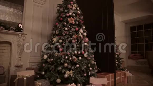 晚上房间里的圣诞树装饰品神奇闪烁的花环视频的预览图