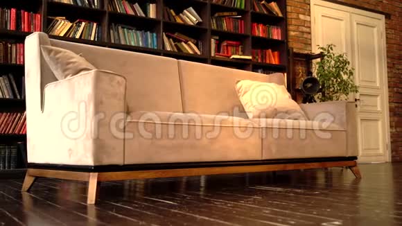 时尚豪华客厅背景为米色皮革沙发和书架视频的预览图