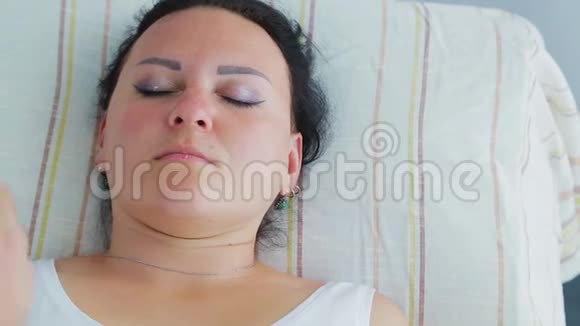 一位男性美容师在一家水疗沙龙里给了一位女性一个保湿面膜视频的预览图