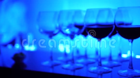 装饰好的酒吧柜台上的酒杯视频的预览图