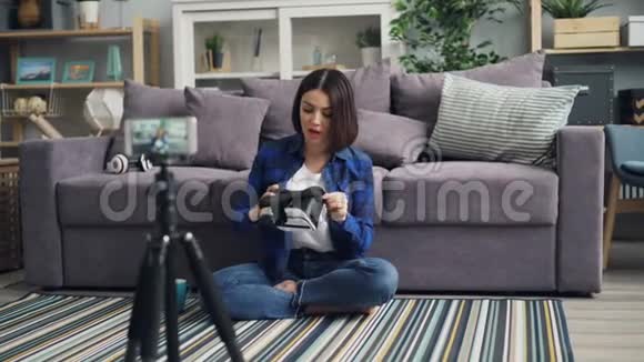 可爱的vlogger录制视频关于vr眼镜戴着设备在家交谈视频的预览图