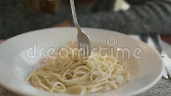 女人把意大利面拉到叉子上视频的预览图