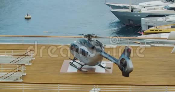 现代直升机站在起飞站准备飞行螺旋桨在运动视频的预览图