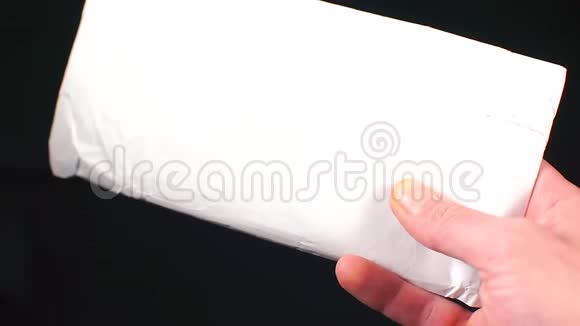 人手中的白色信封视频的预览图