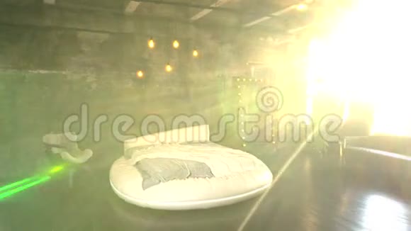 豪华卧室的圆形床阁楼式视频的预览图
