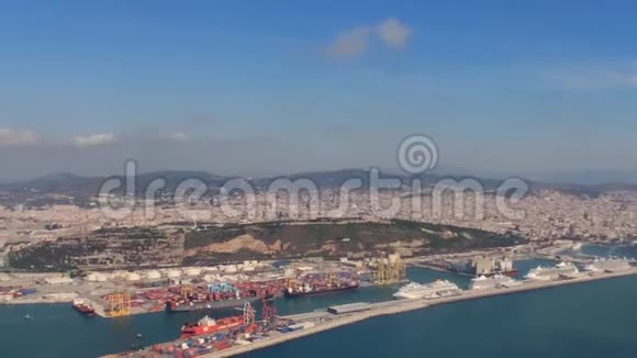 载有货船和仓库的巴塞罗那港的鸟瞰图视频的预览图