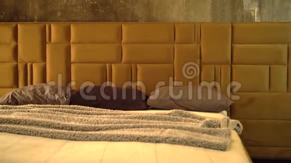 豪华的米色现代床家具带花纹床带皮革装饰床头板视频的预览图