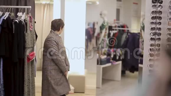 女孩在服装店试穿一件外套视频的预览图
