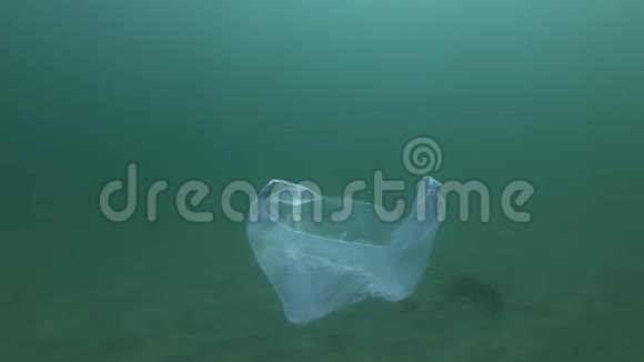 用过的蓝色塑料袋在阳光下慢慢地漂浮在水下塑料垃圾环境污染问题塑料碎片视频的预览图