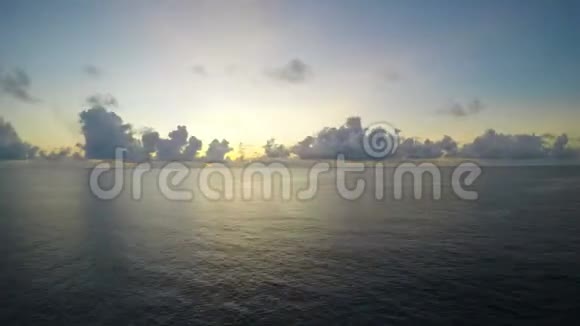 海上日出时间流逝云流向左侧平滑视频的预览图