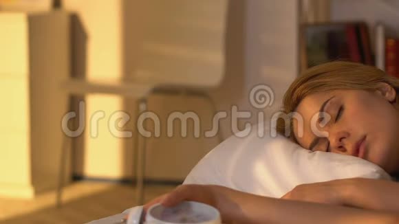 熟睡的女人醒来看着闹钟匆忙起床视频的预览图